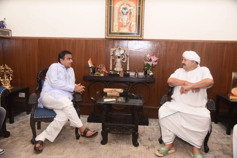 किसान और व्यापारियों की समस्या को लेकर मंत्री नितिन गडकरी से मिले भाकियू के राष्ट्रीय अध्यक्ष चौधरी नरेश टिकैत