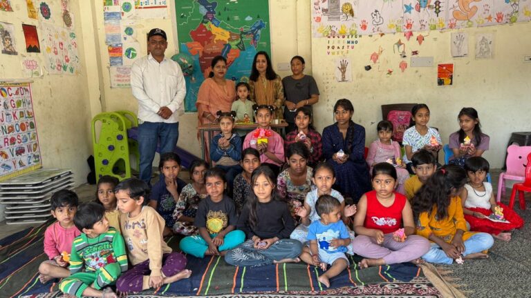 सत्यम की पाठशाला में पहुंची पालिकाध्यक्ष और बच्चों संग बांटी खुशियां