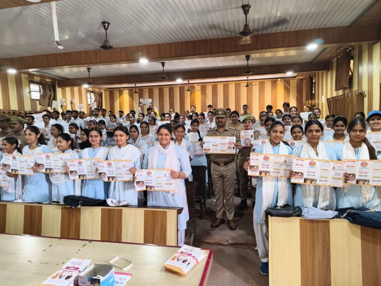 छात्राओं को दी यातायात नियमों व हेल्पलाइन नम्बरों की जानकारी