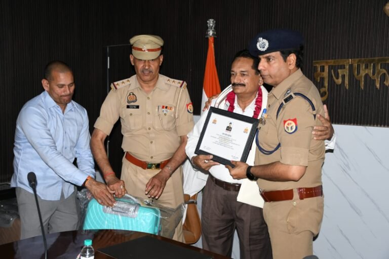 सेवानिवृत्त हुए पुलिसकर्मियों को  फूल-माला पहनाकर व उपहार भेंट कर दी विदाई