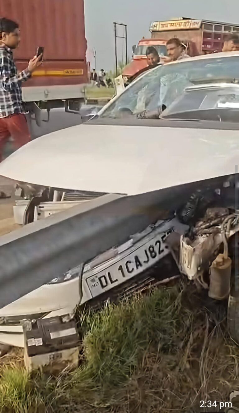 कार को चीरती चली गई डिवाइडर पर लगी रेलिंग, डॉक्टर की हुई मौत