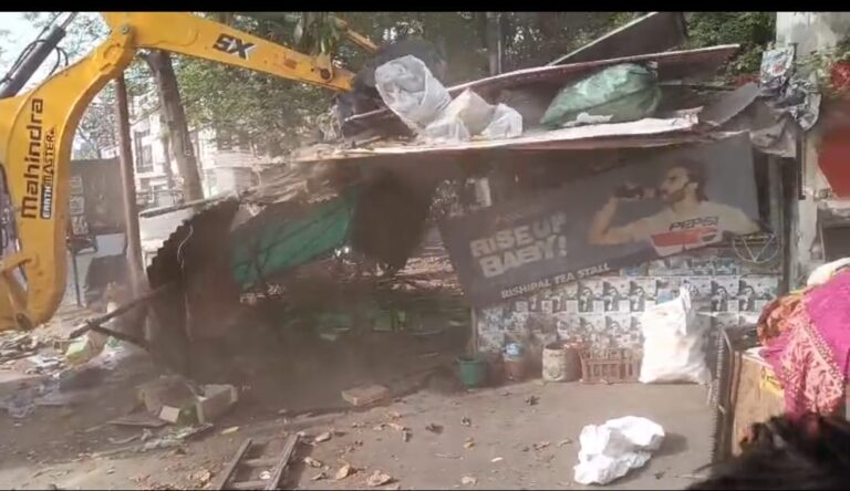 अवैध खोखे पर गरजा पालिका का बुल्डोजर, किया ध्वस्त