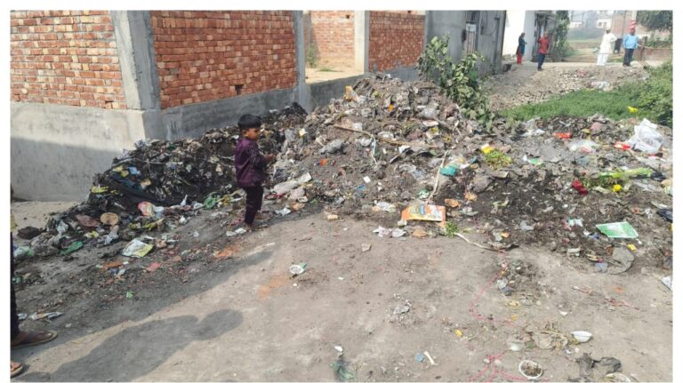 कम्पनी ने रामपुरी में खाली पडे प्लाट में डाल दिया कूडा, लोगों ने किया हंगामा