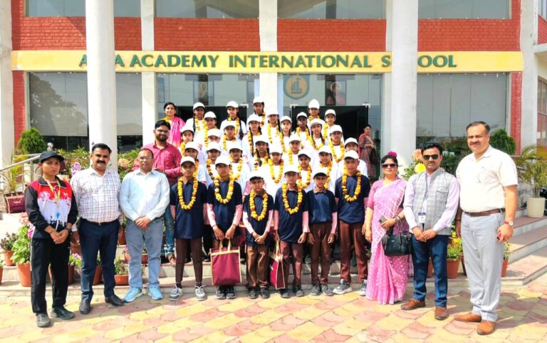 छात्र – छात्राओं का एकेडमी के डायरेक्टर व एकेडमी की छात्राओं द्वारा फूलमालाओं से किया  भव्य स्वागत