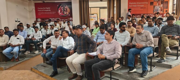 विकास भवन में पशु चिकित्सा अधिकारियों को दिया गया प्रशिक्षण