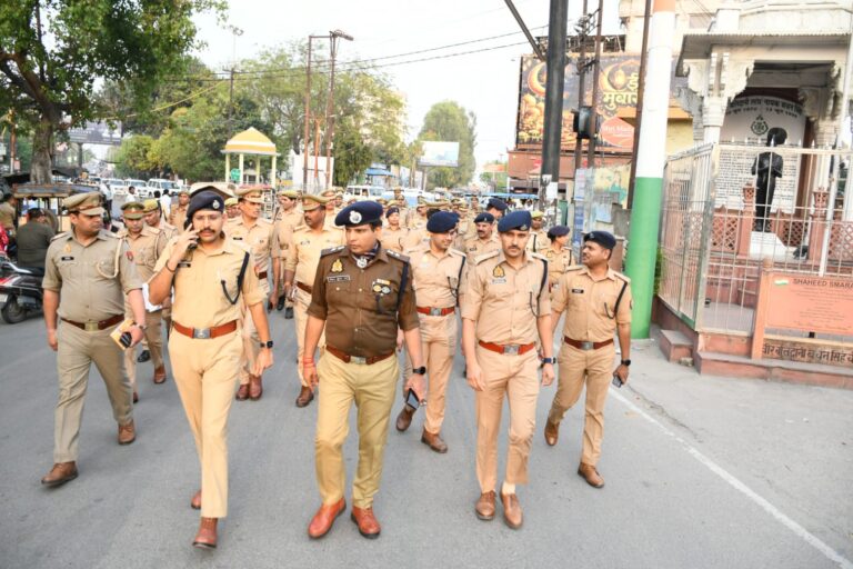 सुरक्षा व्यवस्था  परखने को दलबल के साथ सड़क पर उतरे एसएसपी मुजफ्फरनगर