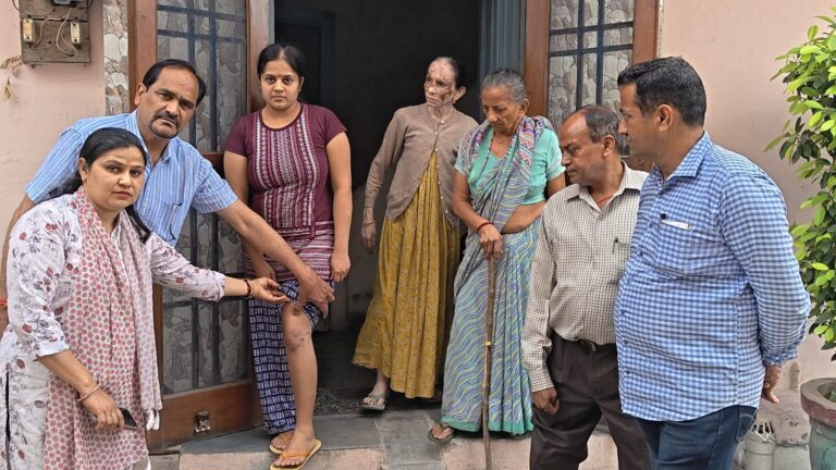 शहर में आवारा कुत्तों का खाैफ, बेबस बनी नगर पालिका, एक और युवती को काटकर किया जख्मी