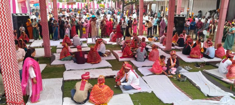 नव विवाहित जोडों का आशीर्वाद देने के लिए सामूहिक विवाह कार्यक्रम में पहुंचे प्रभारी मंत्री