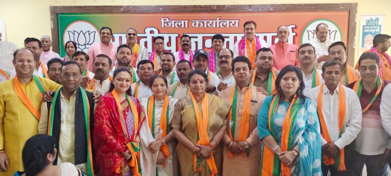 भाजपा जिला कार्यालय में नवनियुक्त पदाधिकारियों व नामित सभासदों का सम्मान