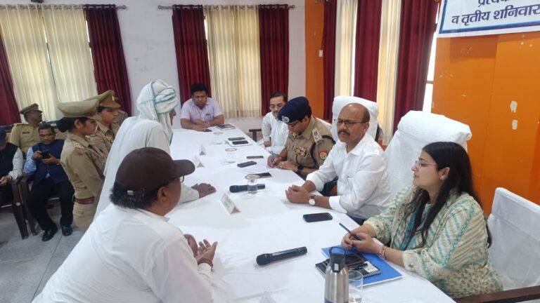 खतौली तहसील में डीएम और एसएसपी ने कैम्प लगाकर सुनी समस्या