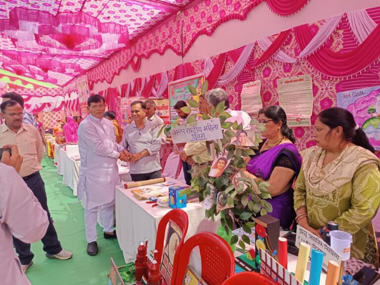ब्लाक प्रमुख अक्षय पुंडीर ने लाभार्थियों को प्रशंसा पत्र देकर किया सम्मानित
