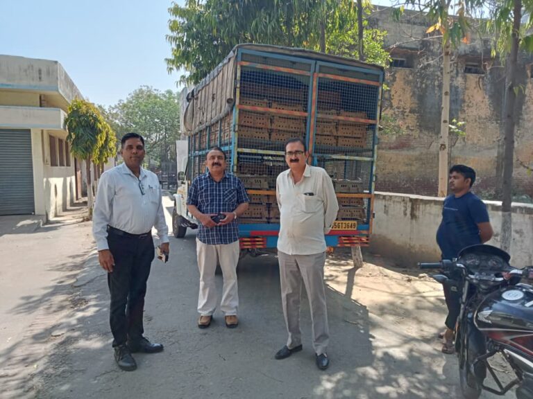 एससी महिलाओं को बैकयार्ड कुक्कुड पालन इकाई के लिए 50-50 चूजे व आहार वितरित