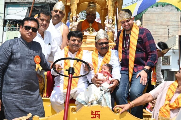 महावीर जयंती पर उमड़ा जनसैलाब, मंत्री  ने संभाली रथ की कमान