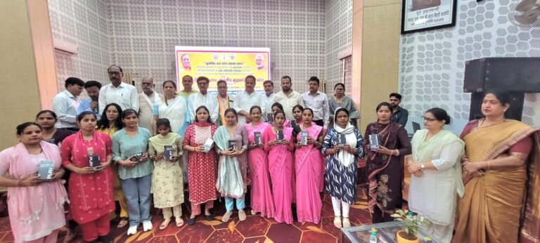 स्मार्ट बनी आंगनवाडी और मुख्य सेविका, डिवाइस व स्मार्ट फोन मिले
