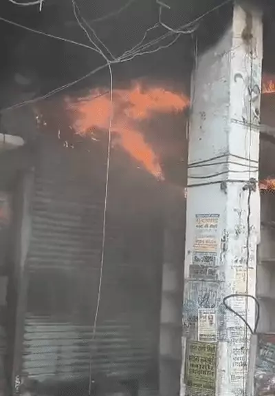 कपडे की दुकान में लगी भयंकर आग, फंस गए एक परिवार के चार लोग