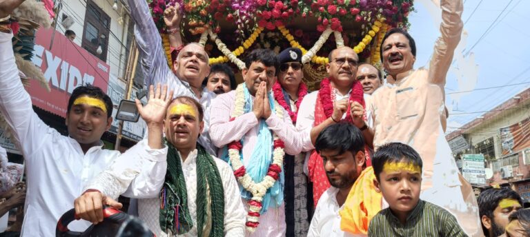 शहर में उमड़ा आस्था का सैलाब, भगतों को दर्शन देने के लिए स्वर्ण रथ पर सवार होकर निकले श्री बाला जी