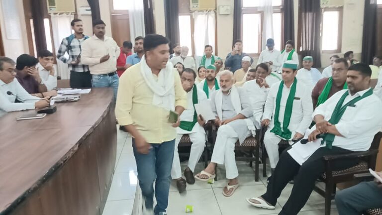 पांच साल से भूमि पर कब्जा दिलाने के लिए भटक रहे दो किसानों ने मांगी आत्मदाह की अनुमति