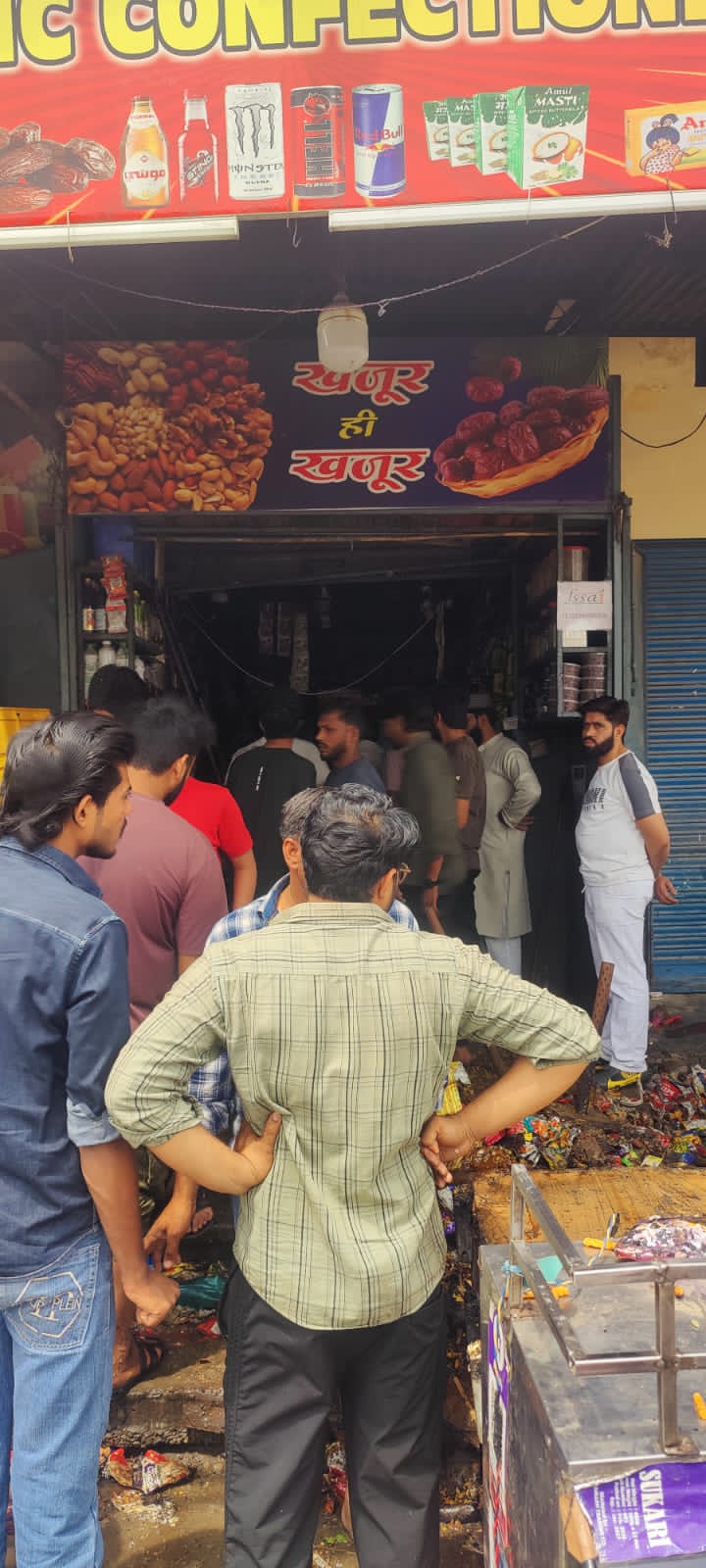 मदीना चौक पर शार्ट सर्किट से दुकान में लगी भयंकर आग