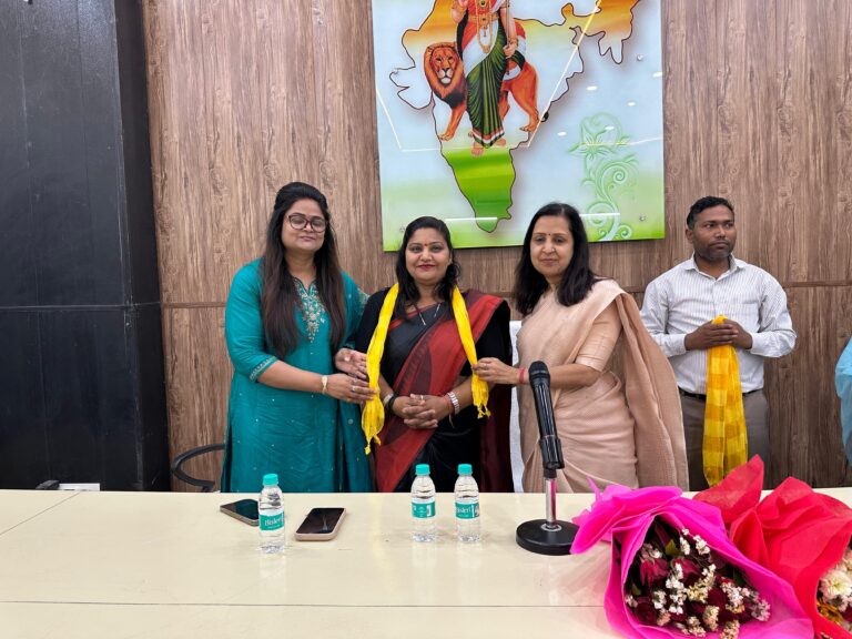 उत्कृष्ट कार्य करने पर चेयरपर्सन ने महिलाओं को किया सम्मानित