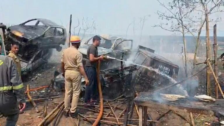 पुलिस चौकी के पास खड़ी जब्त गाड़ियों में लगी भयंकर आग