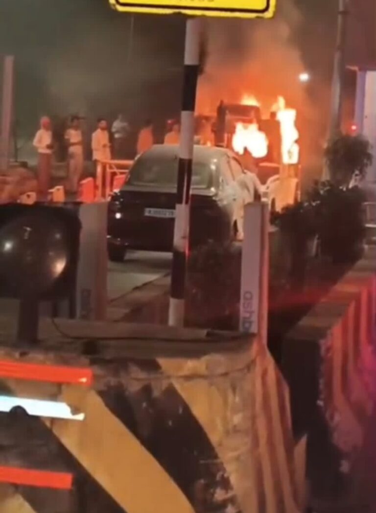 रोहाना टोल पर क्रेन में लगी आग, मचा हड़कंप