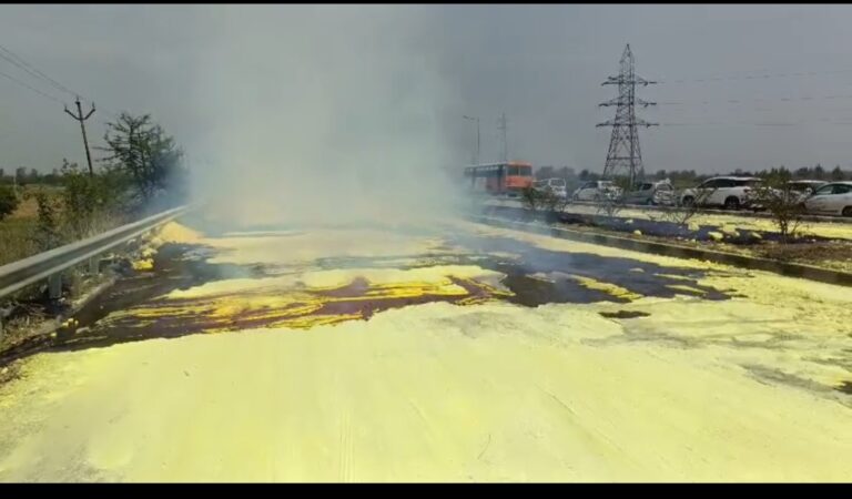 सड़क पर पलटा गंधक से भरा ट्रक, लगी आग