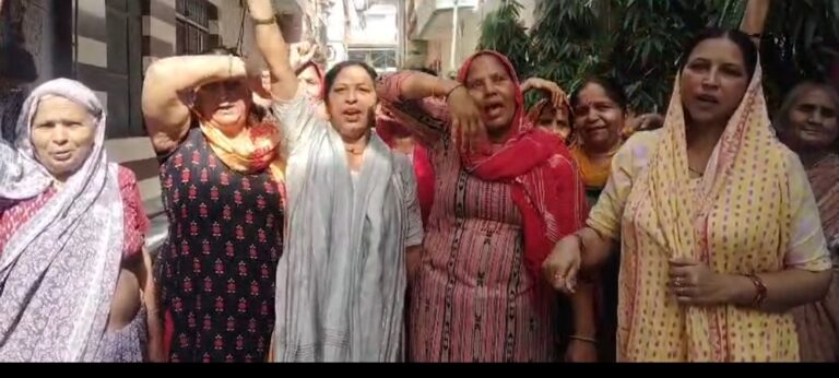 तीन माह से आ रहे गंदे पानी को लेकर महिलाओं ने  चेयरपर्सन व मंत्री के खिलाफ जमकर की नारेबाजी