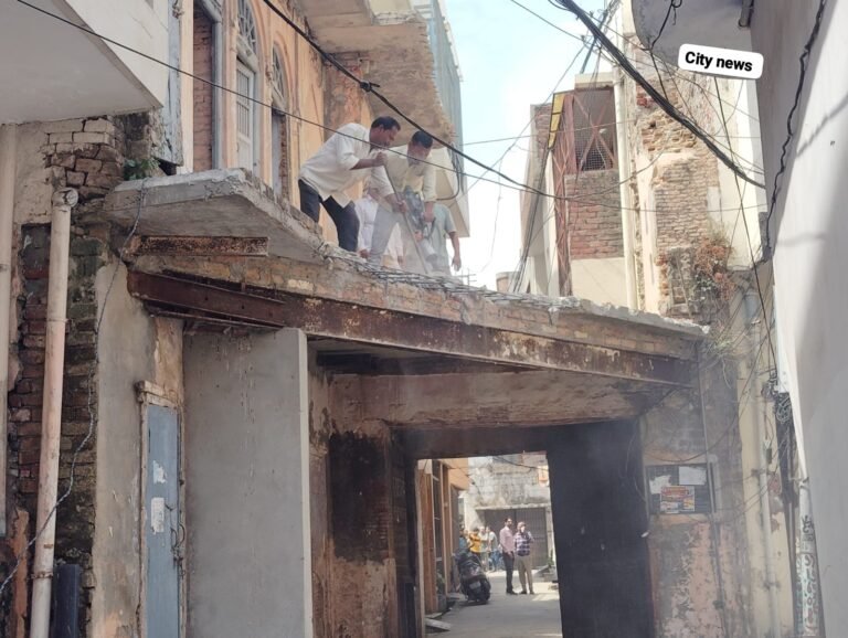 पालिका के हथौडों ने ध्वस्त किया रास्ते पर हुआ अतिक्रमण
