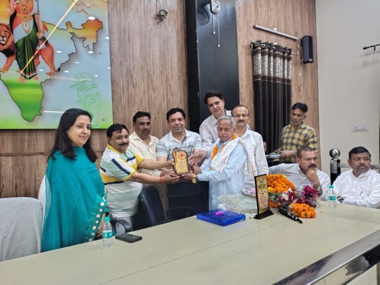 स्वायत्त शासन कर्मचारी संगठन ने सेवानिवृत हुए कर्मचारी सोमपाल को दी भव्य विदाई