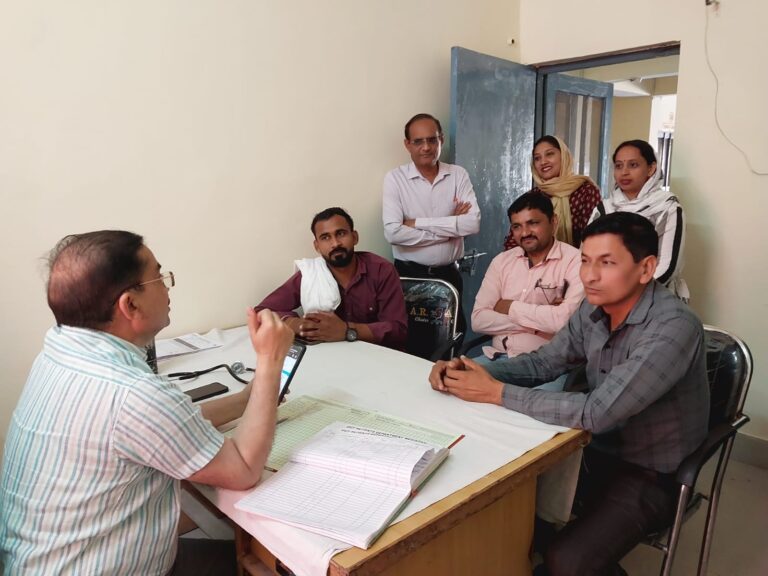 किसानों की राजधानी में सिसौली में पहुंचे सीएमओ और मरीजों को दिया परामर्श