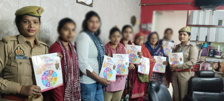 नारी शक्ति को महिला पुलिस ने दी हेल्पलाइन नम्बरों की जानकारी, किया जागरूक