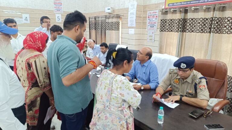 समाधान दिवस में डीएम और एसएसपी ने शिकायतों का किया निस्तारण
