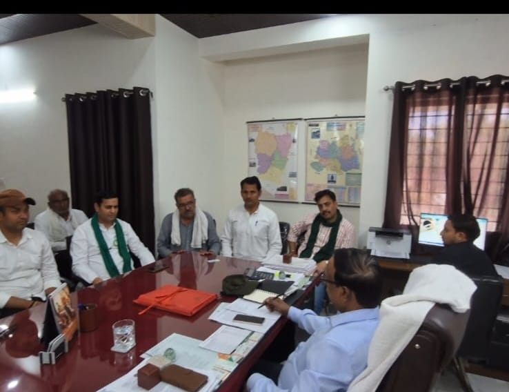 बिजली से संबंधित समस्याओं को लेकर मुख्य अभियंता से मिले भाकियू जिलाध्यक्ष