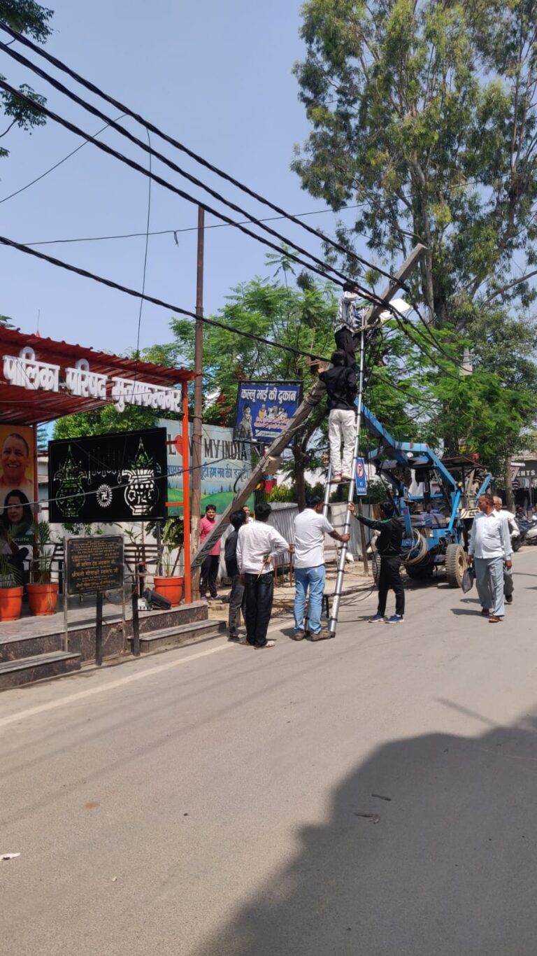 सदर बाजार में टली बडी दुर्घटना, नीचे गिरने से बचा हाईटेंशन लाइन का पोल