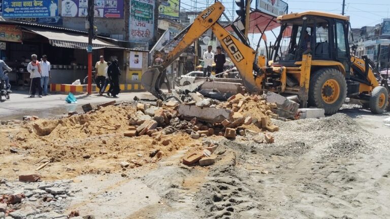 मंत्री के आदेश पर अहिल्याबाई चौक के चौडीकरण को लेकर चला नगर पालिका को बुल्डोजर