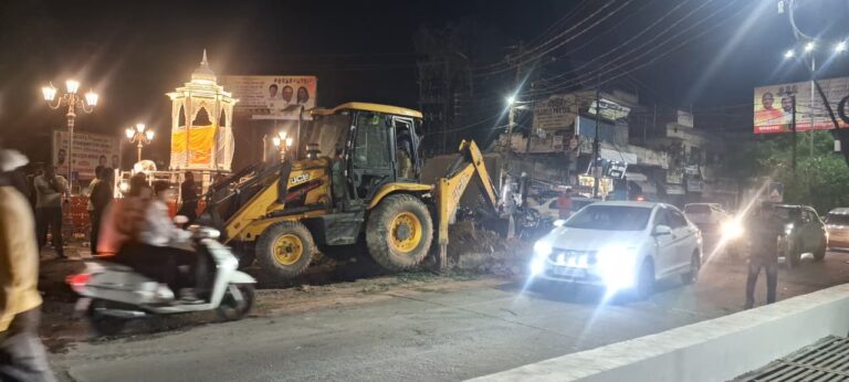 अहिल्याबाई चौक के चौडीकरण को लेकर देर रात्रि में काट दिए गए हरे भरे छायादार दो नीम के पेड