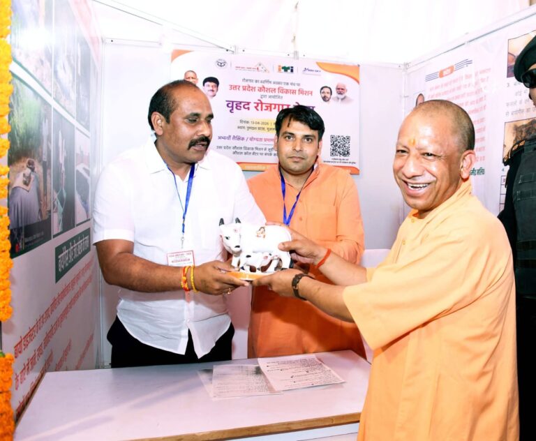 रोजगार मेले में धर्मेन्द्र मलिक ने  बायोगैस से घरेलू ईधन पर सीएम योगी से की चर्चा