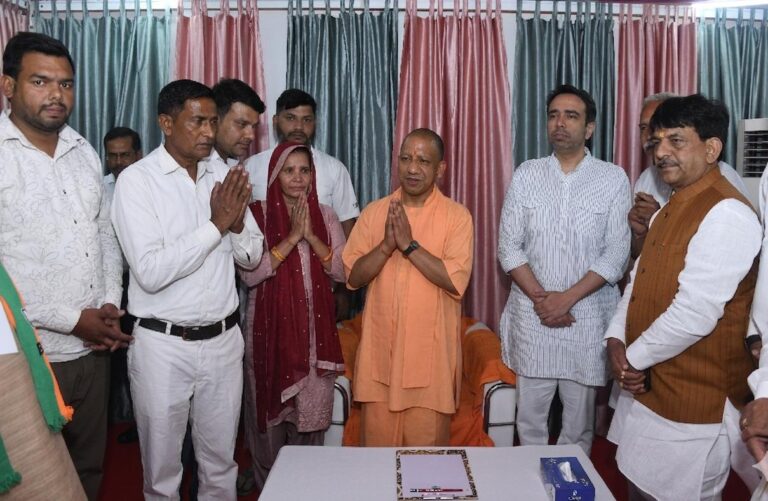 सीएम योगी ने वरिष्ठ भाजपा नेता स्व. विजेंद्र पाल के परिजनों से आत्मीय भेंट कर व्यक्त की गहरी संवेदना