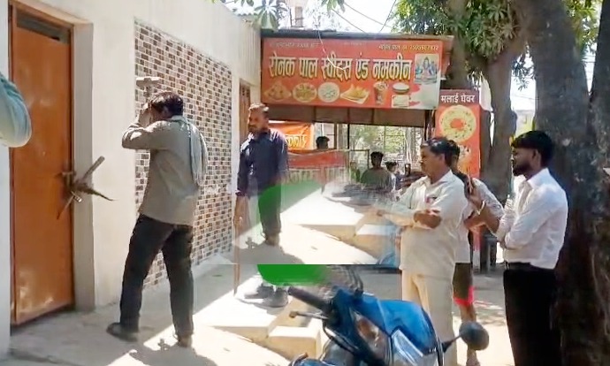 राज्यमंत्री ने नगर मजिस्ट्रेट की मौजूदगी में कब्जा मुक्त कराई नगर पालिका की भूमि