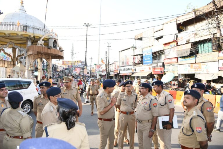 एसएसपी ने स्वयं परखी सुरक्षा व्यवस्था, शहर में निकाला फ्लैग मार्च