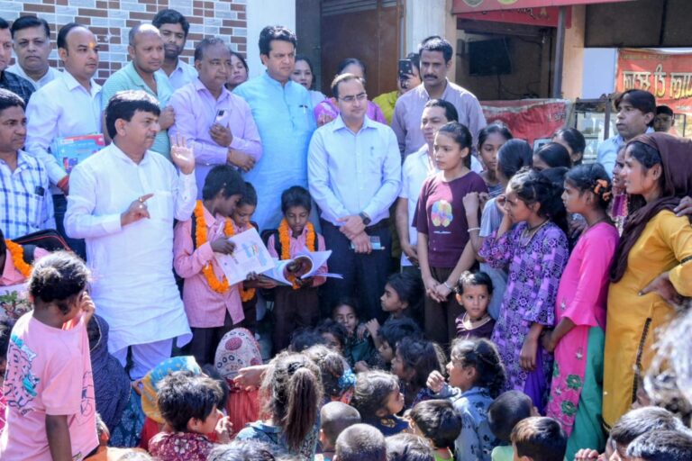 शिक्षा का दीप लेकर मंत्री कपिल देव अग्रवाल पहुंचे झुग्गी-झोपड़ी में, बच्चों को दी गई ड्रेस, स्कूल बैग और किताबें
