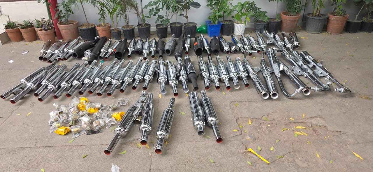 मॉडिफाइड साइलेंसर बेचने वाले चार लोग गिरफ्तार, 70 मॉडिफाइड साइलेंसर बरामद