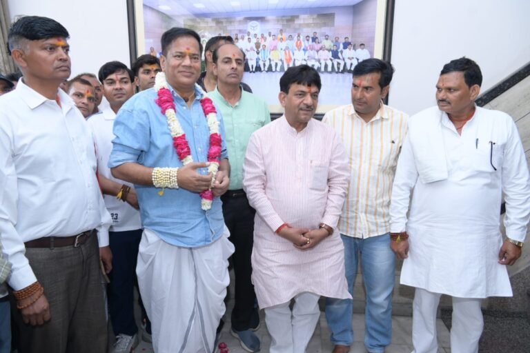 राज्यमंत्री कपिल देव अग्रवाल ने चंद्रमोहन गुरु जी से प्राप्त किया आशीर्वाद