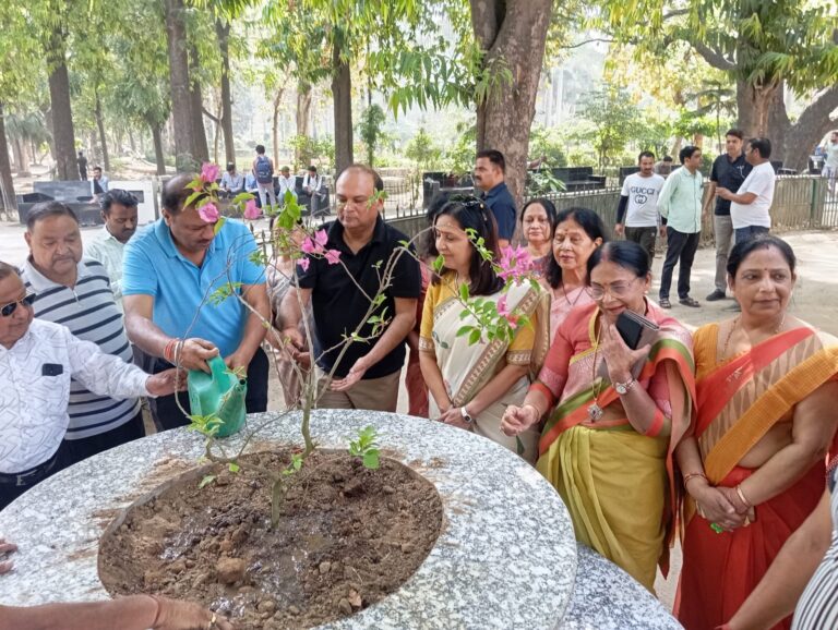 लायन्स क्लब के साथ चेयरपर्सन ने कम्पनी बाग में पहुंच कर किया पौधारोपण