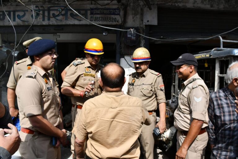 प्रकाश चौक के पास एक दुकान में आक्सीजन सिलेंडर में विस्फोट