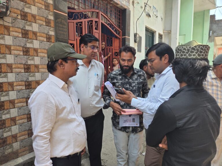 मोहल्ला किदवईनगर में पहुंच कर अधिकारियों ने बंद पडे स्मार्ट मीटरों की जांच, मौके पर कराया रिचार्ज