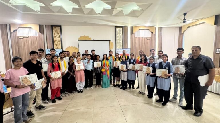 मेमोरी वर्कशॉप का शानदार आयोजन: जनपद के विभिन्न विद्यालयों के 2026 के टॉपर्स को किया गया सम्मानित