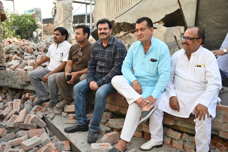 निर्माण कार्य कराने के लिए रेलवे ने बुल्डोजर से ध्वस्त करा दिया पालिका का सौन्दर्यीकरण