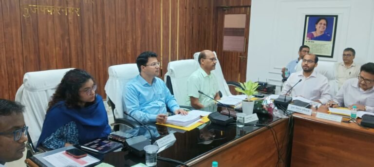 कार्यदायी संस्थाओं के निर्माण कार्यों की गुणवत्ता मिली खराब, कमिश्नर हुए नाराज
