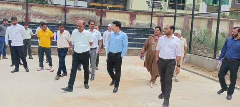 कमिश्नर ने मौके पर पहुंच कर परखी निर्माण कार्यों की गुणवत्ता, अधिकारियों को दिए निर्देश
